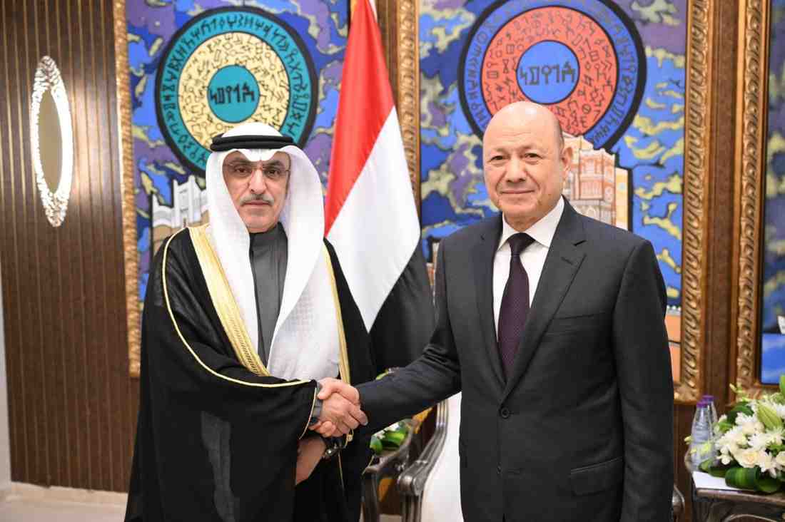 رئيس مجلس القيادة الرئاسي في اليمن يلتقي بالمدير العام للصندوق الكويتي في الرياض لبحث تعزيز التعاون و توقيع اتفاقية جدولة الديون